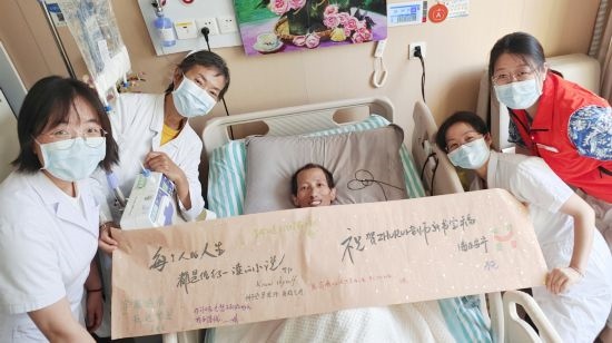 7月26日，海淀醫(yī)院安寧療護科醫(yī)護團隊為朱銳送來一條寫滿祝福的橫幅。（受訪者供圖）