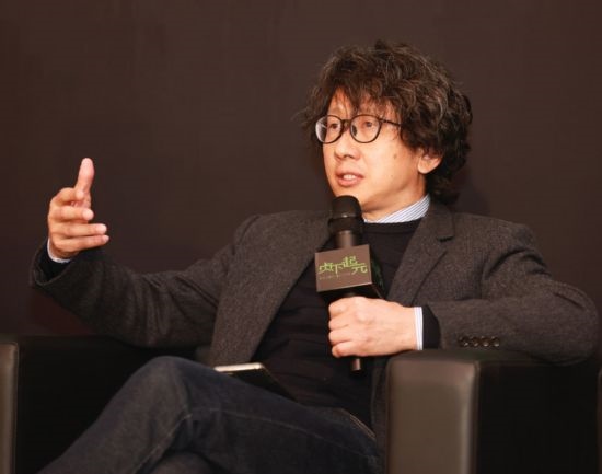 在學術(shù)論壇上發(fā)言的朱銳。（受訪者供圖）