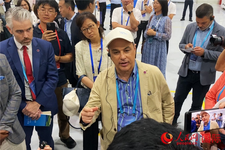 阿根廷駐華大使馬致遠(yuǎn)與億華通動力科技有限公司總經(jīng)理于民討論關(guān)切問題。人民網(wǎng) 宋歌攝