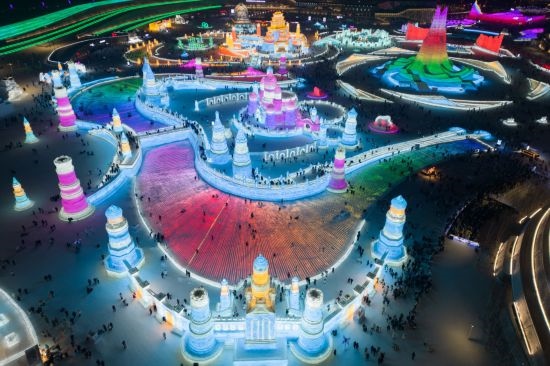 2024年1月1日，來(lái)自世界各地的游客在哈爾濱冰雪大世界園區(qū)內(nèi)游玩（無(wú)人機(jī)照片）。