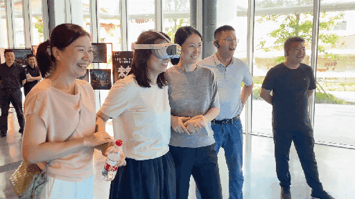 研學(xué)團(tuán)成員正在用VR眼鏡體驗(yàn)。人民網(wǎng) 王戰(zhàn)雄攝