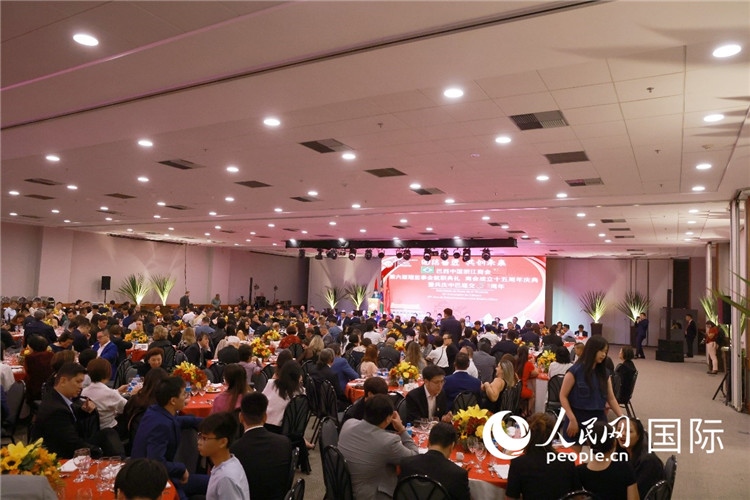 當?shù)貢r間8月24日晚，巴西中國浙江商會第六屆理監(jiān)事會就職典禮在里約熱內(nèi)盧舉行。圖為就職典禮現(xiàn)場。人民網(wǎng)記者 陳海琪攝