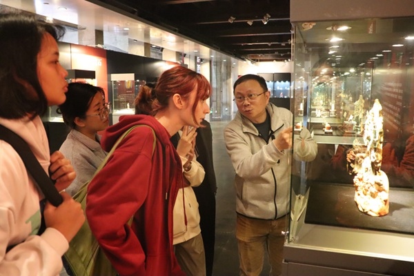 “熊貓叨叨”團隊參觀玉器文化展。