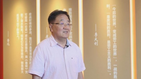 圖為中國社會科學(xué)學(xué)院近代史研究所研究員張俊義接受媒體采訪。