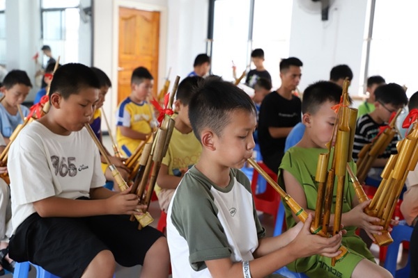 孩子們在學(xué)吹蘆笙。融水縣文化館供圖