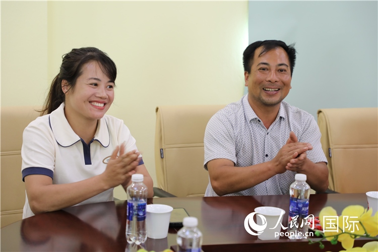 越南沙巴市黃連寄宿制民族小學老師阮氏秋姮、阮文享。人民網(wǎng)記者簡承淵攝