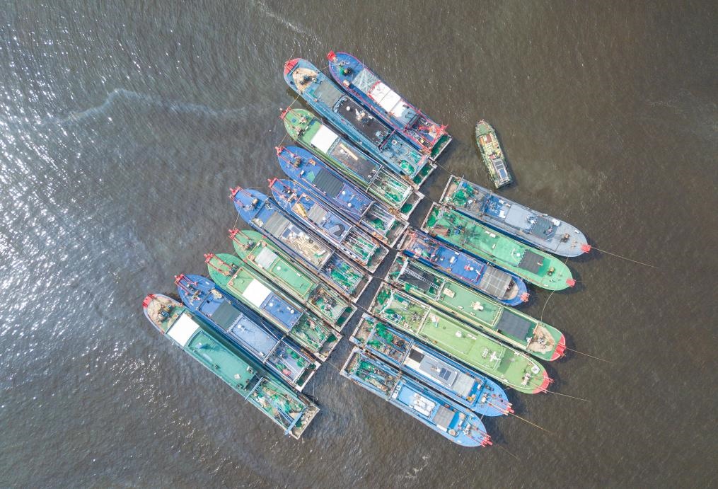 9月4日，船只在海南省?？谑行赂鄞a頭停靠避風(fēng)（無人機(jī)照片）。新華社記者 蒲曉旭 攝