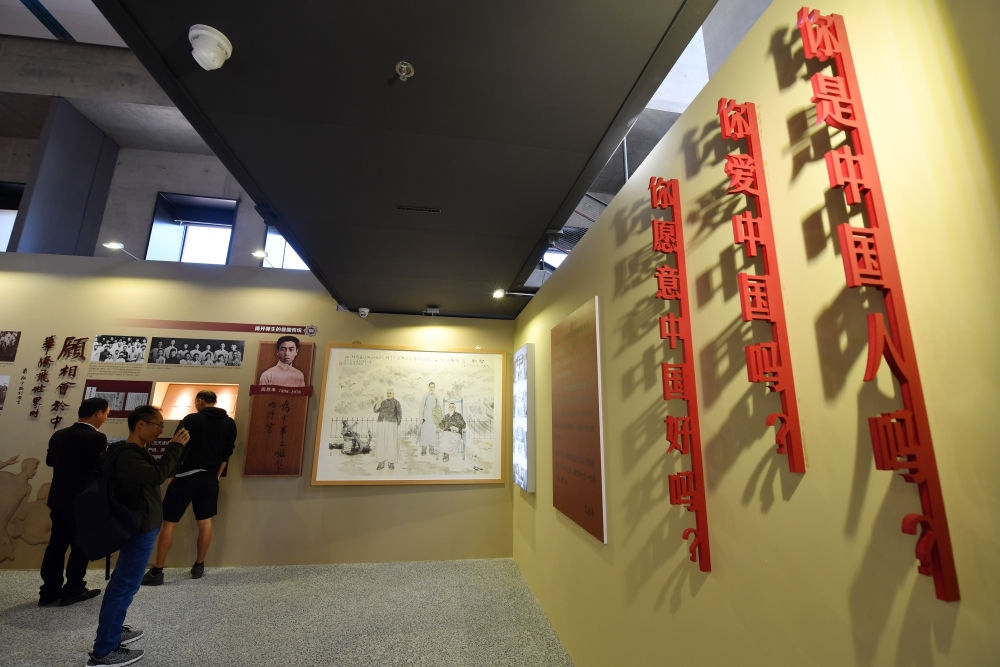在南開大學海冰樓內(nèi)，墻上掛著“愛國三問”（2019年10月14日攝）。新華社記者 李然 攝