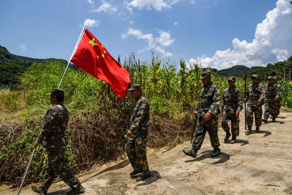 8月16日，老支書尼紅（左二）和班老鄉(xiāng)班搞村巡邊隊(duì)一起出發(fā)去巡邊。新華社記者吉哲鵬 攝