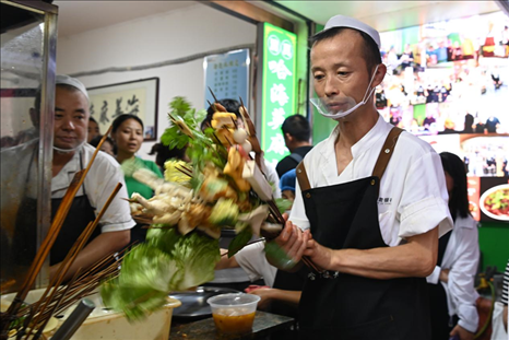 店員準備制作天水麻辣燙。新華社記者 范培珅 攝