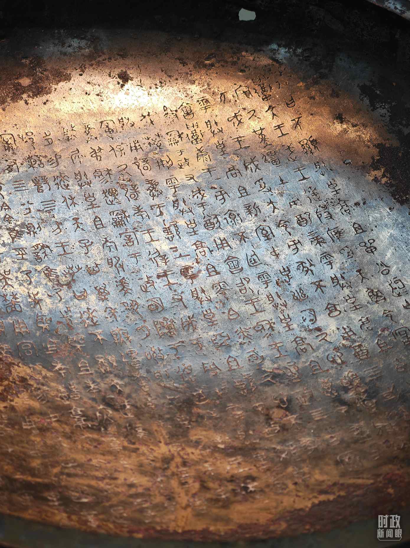△ 寶雞青銅器博物院內展陳——逨盤。（總臺央視記者丁欣、彭漢明拍攝）
