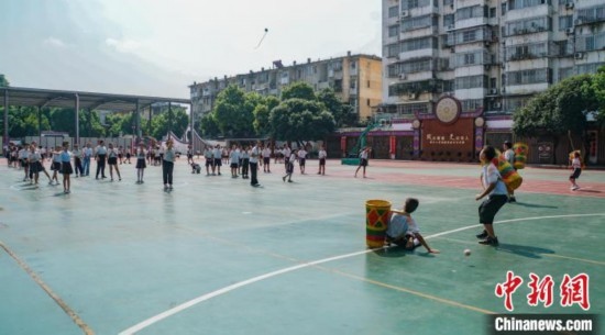 翠竹小學的學生在進行拋繡球運動。歐惠蘭 攝