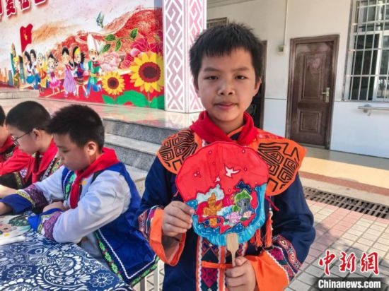 翠竹小學學生展示自己繪制的團扇作品。蔣豐慧 攝