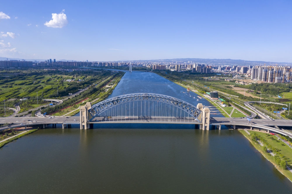 2024年6月7日在山西拍攝的汾河太原段晉陽橋（無人機照片）。汾河是黃河第二大支流。近年來，當(dāng)?shù)赝ㄟ^源頭截污、雨污分流、生物治藻等措施推進“一泓清水入黃河”工程。今年1月至6月，太原市境內(nèi)6個地表水國考斷面優(yōu)良水體比例達到100%。