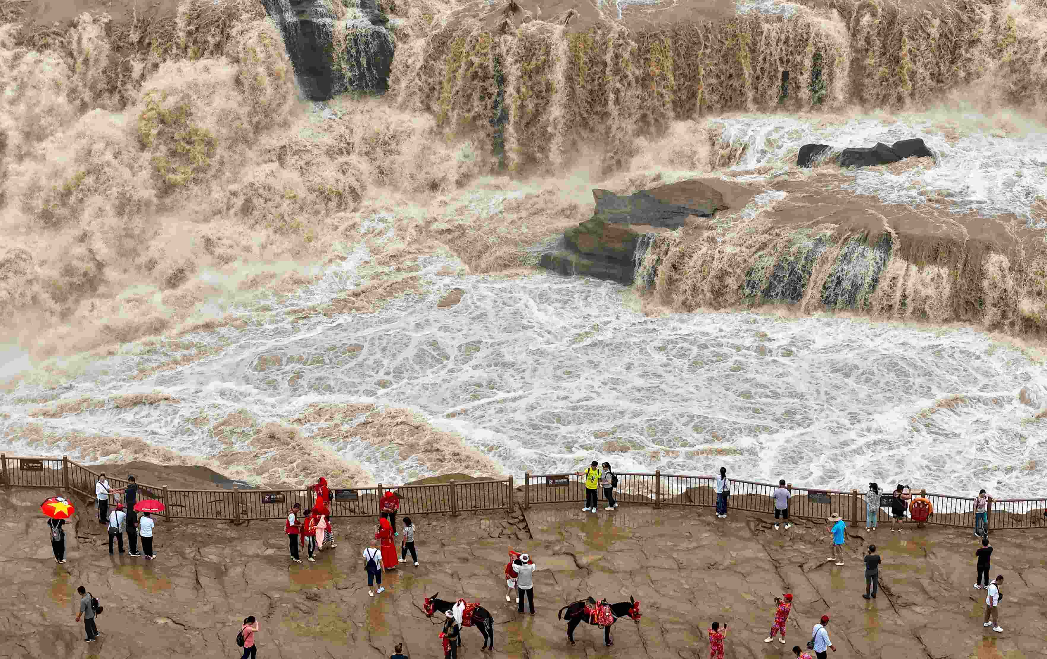 △9月9日，游客在黃河壺口瀑布景區(qū)游覽。