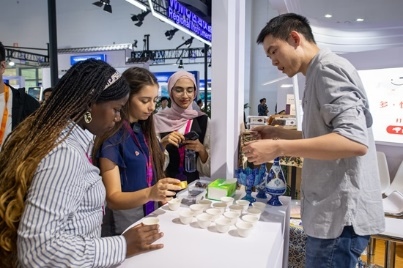 觀眾正在品嘗伊朗的藏紅花茶。人民網(wǎng)記者 翁奇羽攝