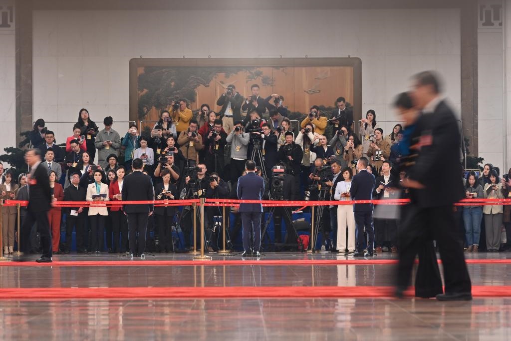 2024年3月10日，全國政協(xié)十四屆二次會議第三場“委員通道”集體采訪活動在北京人民大會堂舉行。新華社記者 宋為偉 攝