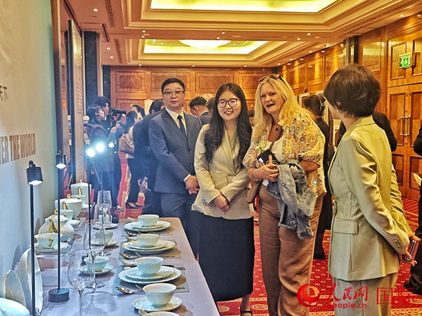 英國觀眾參觀“景德鎮(zhèn)制”區(qū)域品牌新品。人民網(wǎng)記者 邢雪攝