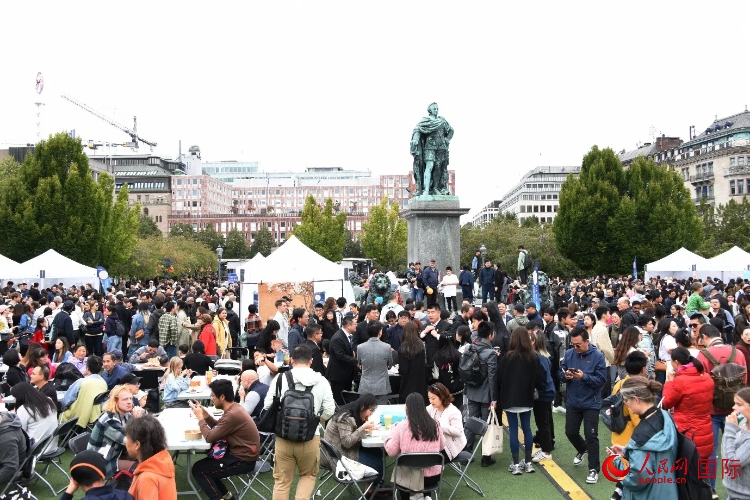 “天涯共此時(shí)——中秋游園會(huì)”在斯德哥爾摩國王花園舉辦。人民網(wǎng)記者 殷淼攝