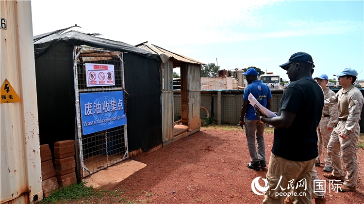 圖5 檢查廢棄油料收集點(diǎn)。王軍杰攝