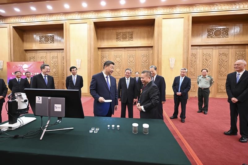 △2024年9月23日，習(xí)近平總書記等參觀月球樣品和探月工程成果展覽。