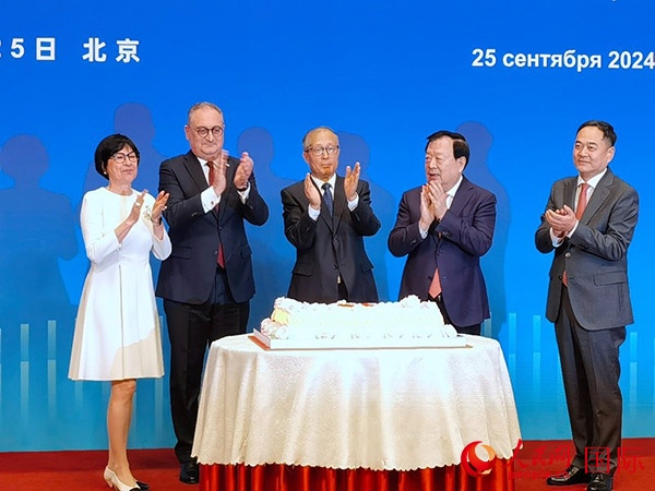 中共中央政治局委員、全國人大常委會副委員長李鴻忠（中），夏寶龍主席（右二），楊萬明會長（右一）和莫爾古洛夫大使（左二）、大使夫人莫爾古洛娃（左一）在招待會上共切蛋糕。人民網(wǎng)記者 李明琪攝