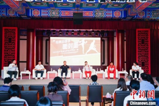 吳愉、王德新、沈?qū)W軍、江海東、朱曉蕾與在座同學(xué)們分享個人的體育故事與成長感悟。上海市港澳辦供圖