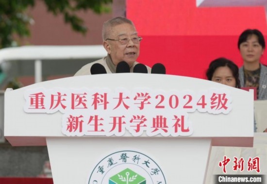 圖為陳宏礎教授為新生帶來“開學第一課”。中新網記者 周毅 攝