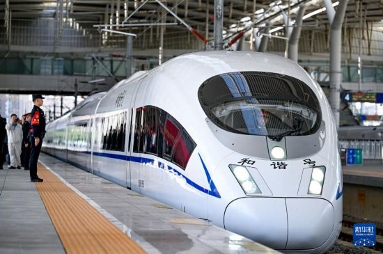 10月1日，由銀川開往惠農(nóng)的C8218次列車從銀川站駛出。