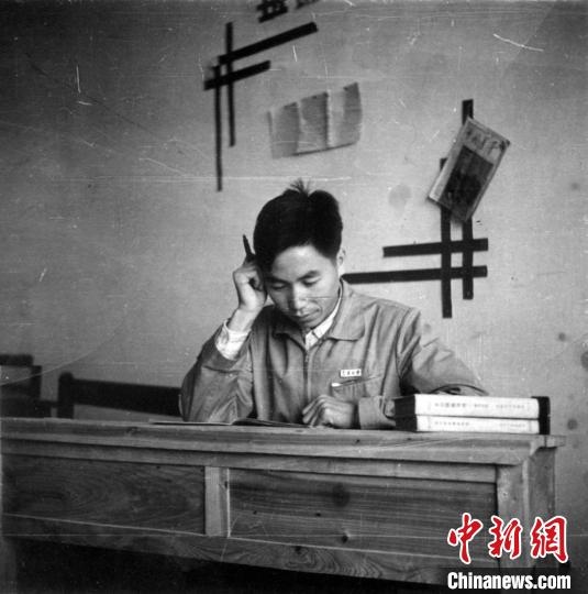 大學(xué)時期，龍樂豪在教室自習(xí)。(中國運(yùn)載火箭技術(shù)研究院供圖)