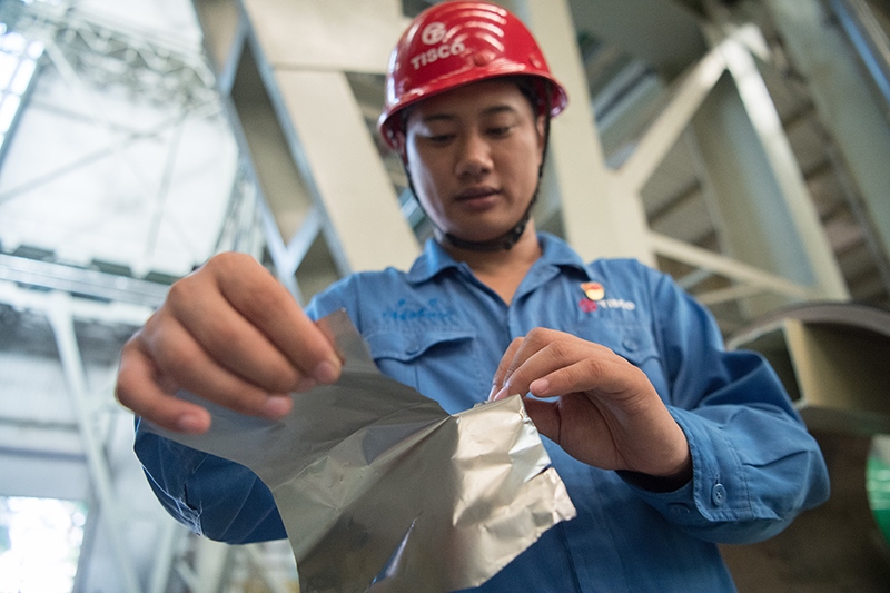 2018年8月8日，山西省太原市，太鋼不銹鋼精密帶鋼有限公司工作人員用手撕開不銹鋼。