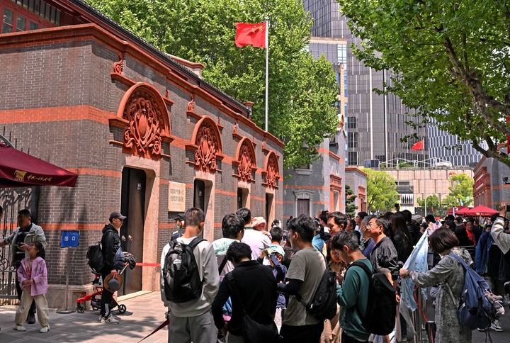 2024年5月3日，游客在位于上海的中共一大會址前參觀。新華社記者 劉穎 攝