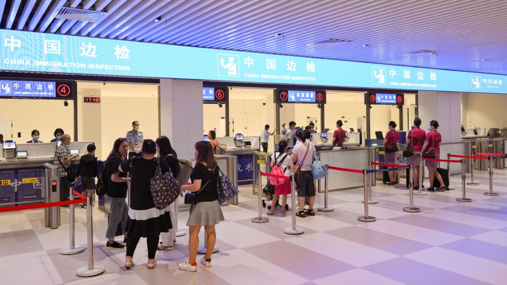 2023年7月26日，旅客在三亞鳳凰國際機場國際航站樓有序通關。三亞鳳凰國際機場國際航站樓改擴建項目主體工程已于2023年7月1日完工并投入使用，該項目是海南自貿(mào)港首個主體工程完工并投入使用的封關運作項目?！逗Ｄ献杂少Q(mào)易港建設總體方案》明確，海南將在2025年前適時啟動全島封關運作。