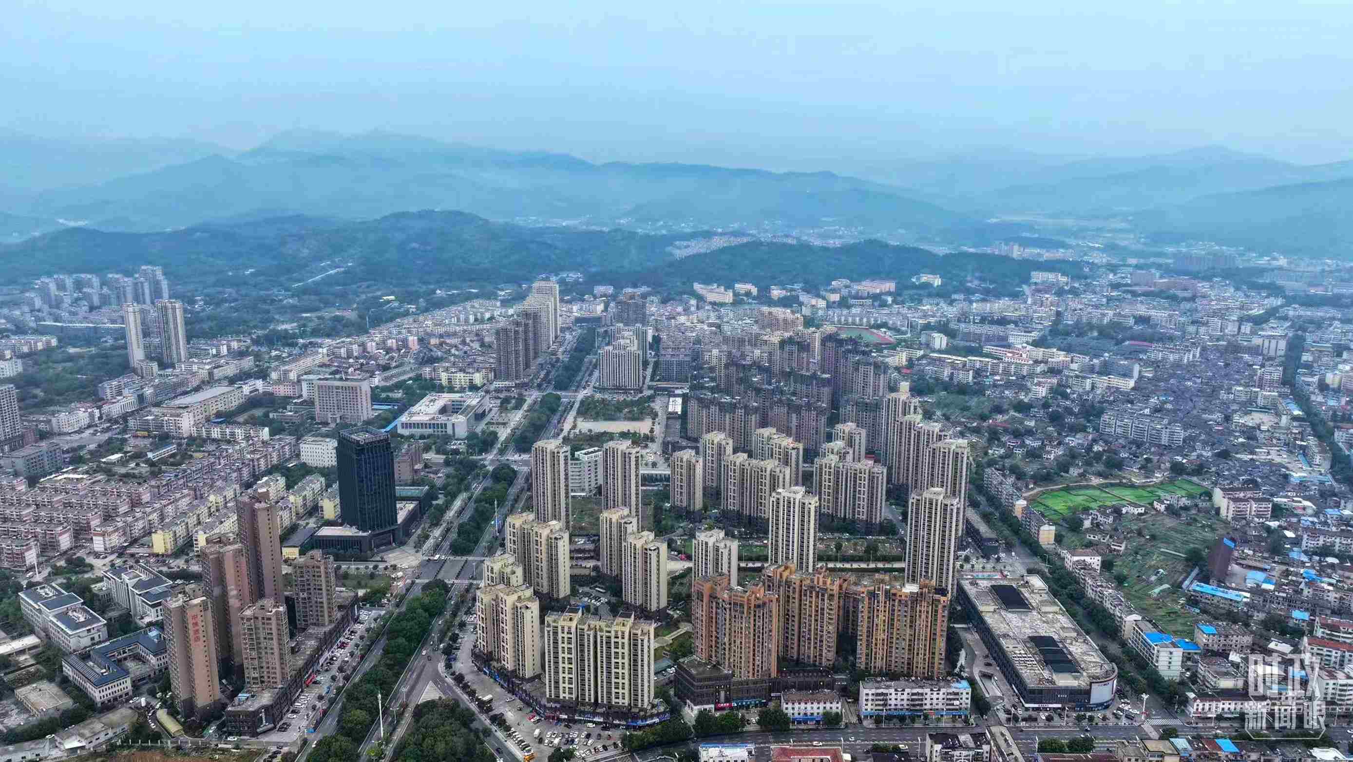 △俯瞰桐城市。（總臺記者葛啟文拍攝）