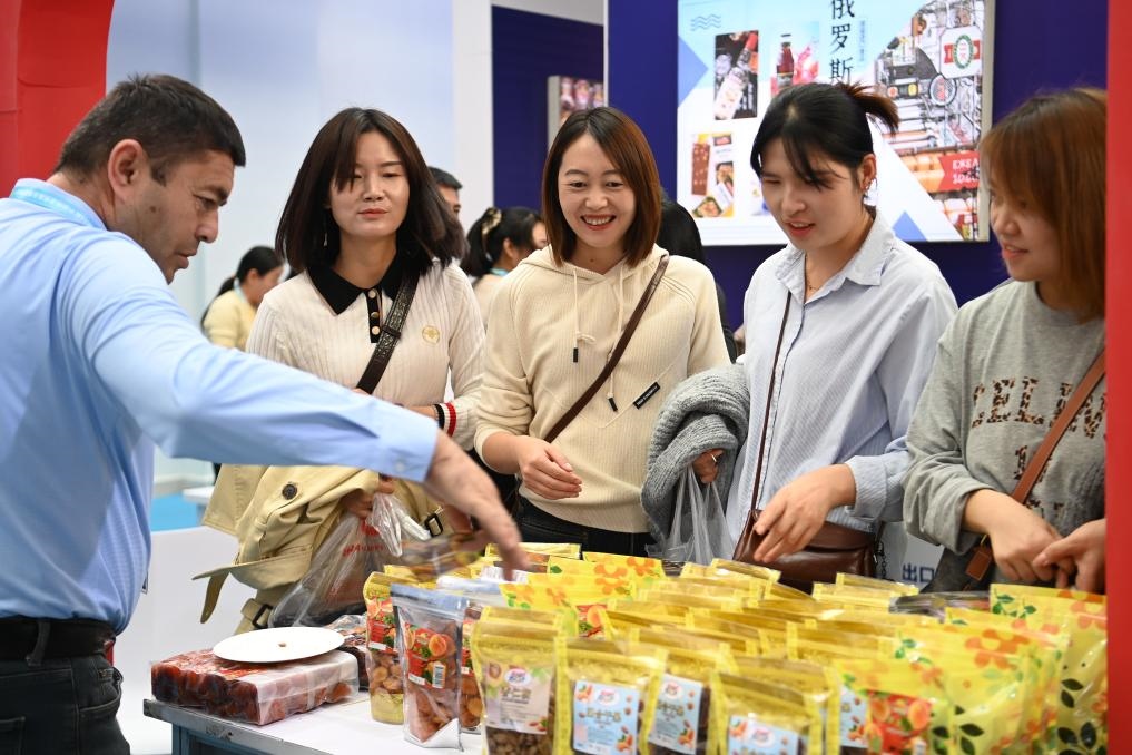 10月25日，觀眾在楊凌農高會上合組織國家農業(yè)展區(qū)了解農產品。新華社記者 鄒競一 攝
