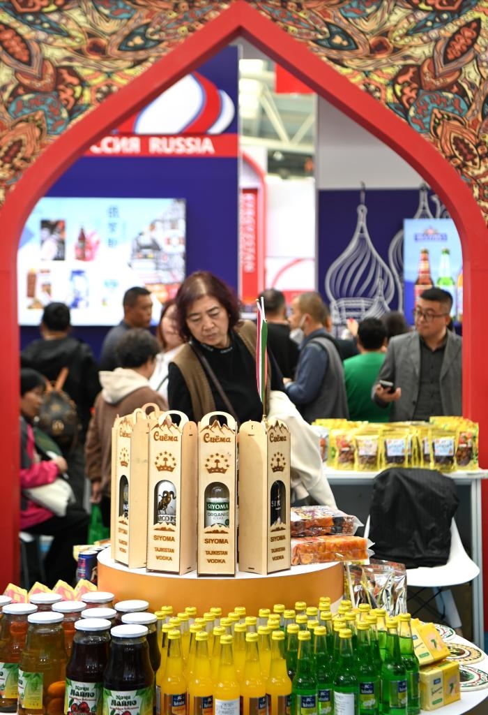 10月25日，觀眾在楊凌農高會上合組織國家農業(yè)展區(qū)了解農產品。新華社記者 鄒競一 攝