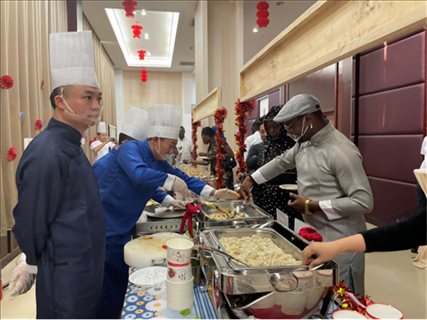 乍得友人品嘗中國(guó)美食煎餅。主辦方供圖