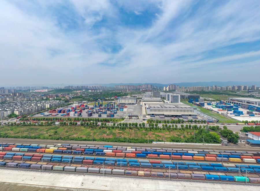 這是2024年5月5日在重慶國際物流樞紐園區(qū)拍攝的興隆場編組站和陸海新通道重慶無水港（無人機(jī)照片）。 新華社記者 黃偉 攝