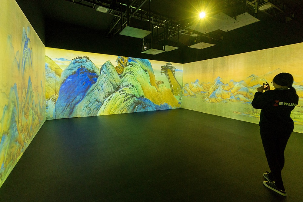 2019年1月29日，上海，市民在“千里江山圖科技藝術(shù)展”上參觀北宋名畫《千里江山圖》的AR全景展示并打卡拍照。