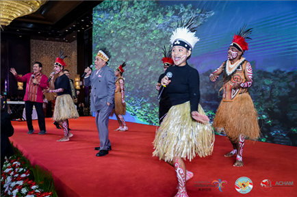 山東濟寧職業(yè)技術學校印尼巴布亞留學生演唱與大使一起演唱巴布亞傳統(tǒng)歌曲。印尼駐華大使館供圖