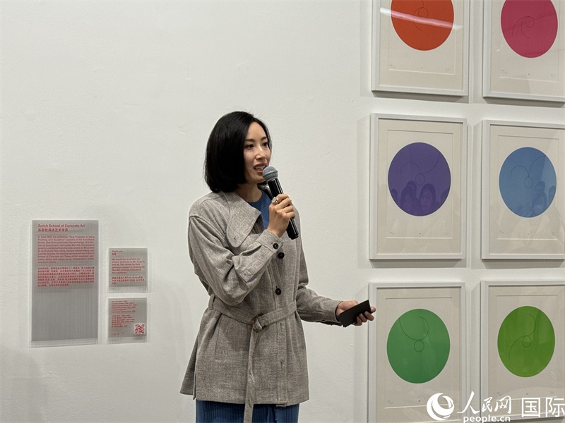 11月8日，今日美術(shù)館館長(zhǎng)張然在“瑞士經(jīng)典設(shè)計(jì)展”開(kāi)幕式上發(fā)表致辭。（人民網(wǎng) 謝瑩攝）