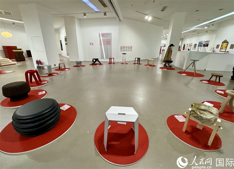 11月8日，瑞士經(jīng)典設(shè)計(jì)展現(xiàn)場(chǎng)。（人民網(wǎng) 謝瑩攝）