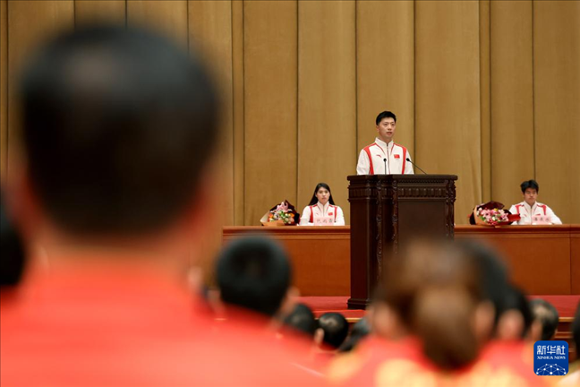 11月15日，乒乓球運(yùn)動(dòng)員馬龍（中）在報(bào)告會(huì)上發(fā)言。新華社記者 李明 攝