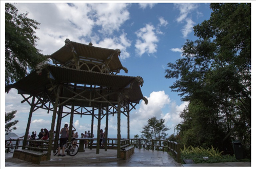 在巴西里約熱內(nèi)盧市內(nèi)的蒂茹卡國(guó)家森林公園里，有一座風(fēng)光獨(dú)一無(wú)二的觀景臺(tái)，名為“中國(guó)亭”，是為紀(jì)念曾經(jīng)在這里種植茶葉的中國(guó)茶農(nóng)而修建，如今已成為當(dāng)?shù)氐闹坝^。（圖源：新華社）