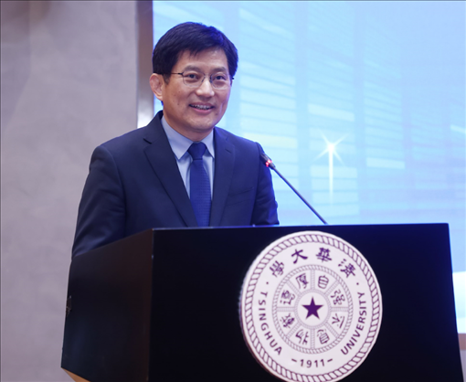 清華大學(xué)國家治理研究院執(zhí)行院長、清華大學(xué)計算社會科學(xué)與國家治理實驗室執(zhí)行主任孟慶國教授演講。供圖單位：清華大學(xué)國家治理研究院