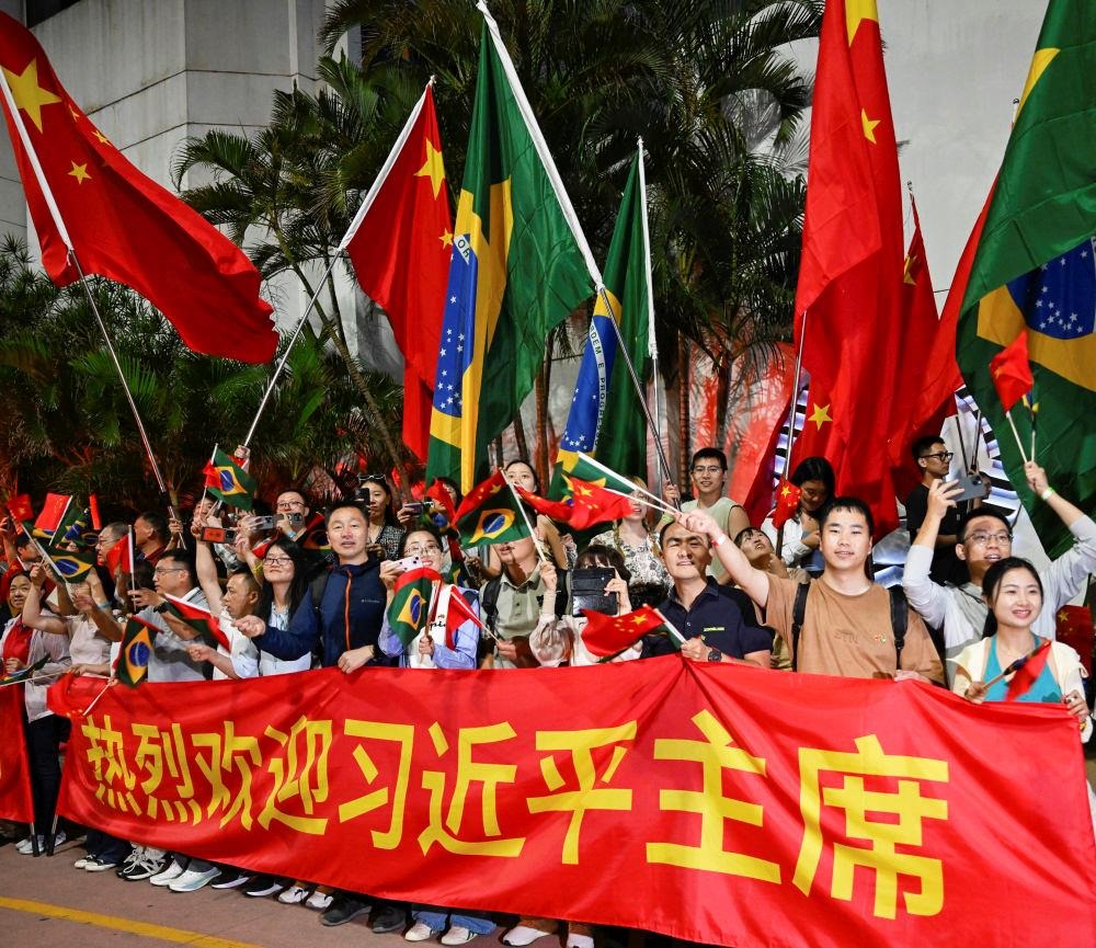  2024年11月，習(xí)近平主席在巴西里約熱內(nèi)盧出席二十國(guó)集團(tuán)領(lǐng)導(dǎo)人第十九次峰會(huì)期間，里約熱內(nèi)盧街頭熱情的歡迎人群。