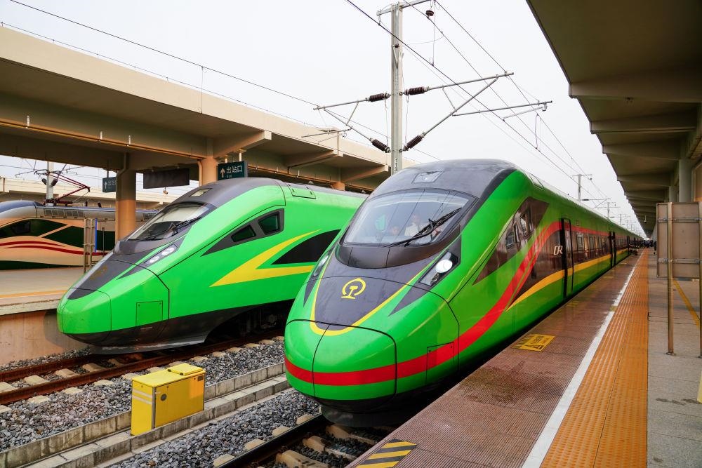 截至2024年7月5日，中老鐵路國(guó)際旅客列車?yán)塾?jì)開行滿1000列，極大地便利了沿線民眾出行。