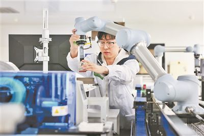 廣東省深圳市科研人員在實(shí)驗(yàn)室調(diào)試智能機(jī)器人。視覺中國供圖