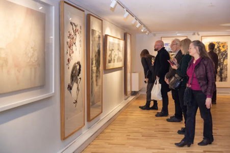 來(lái)賓參觀畫(huà)展。中國(guó)駐瑞典大使館供圖