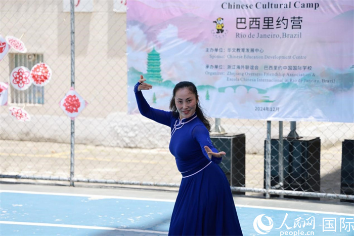蒙古族舞蹈《熱土》表現(xiàn)出草原兒女的熱情與活力。人民網(wǎng)記者 陳海琪攝